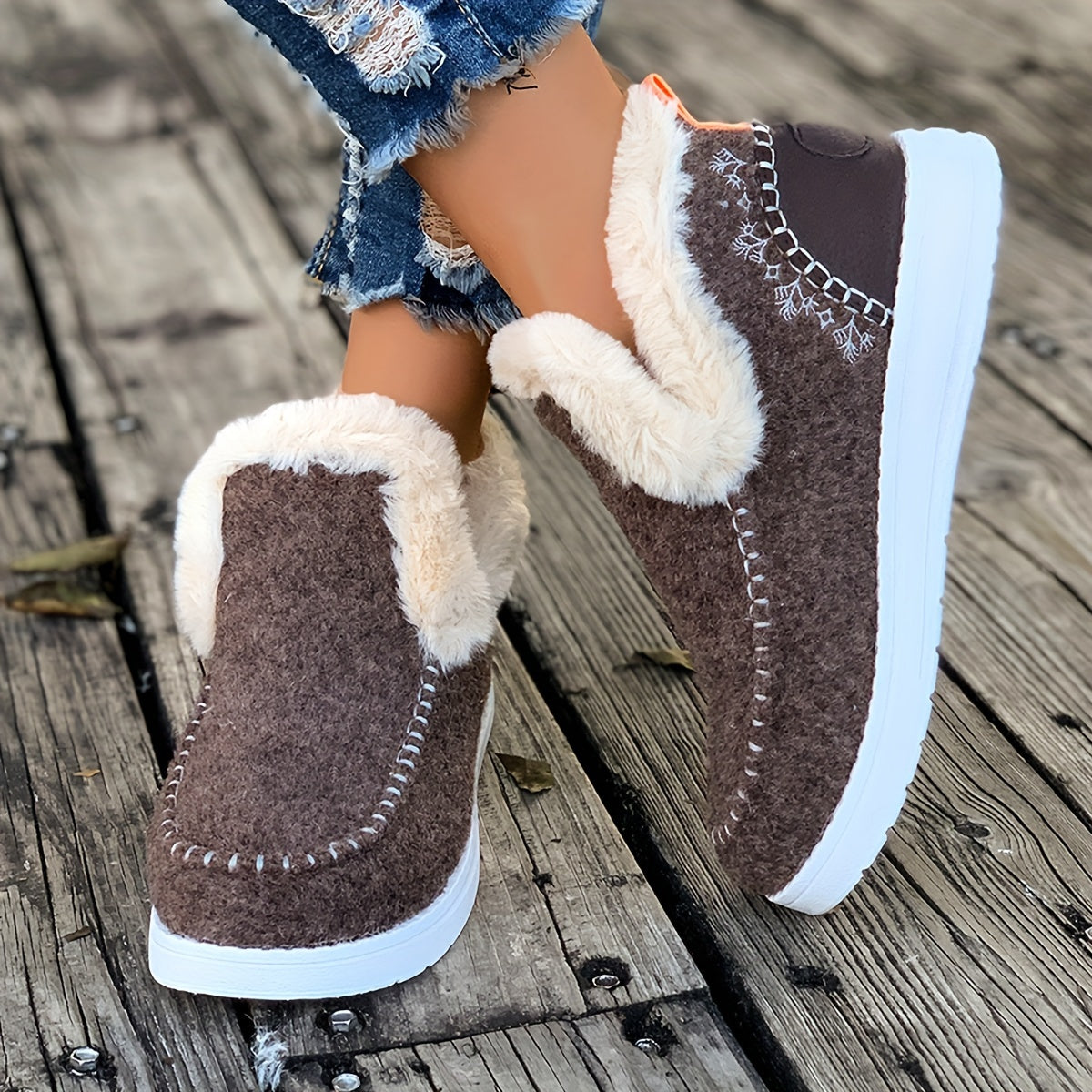 Cozy Winter Slipper for Women: Fleece Lining, PU Sole, and Soft Fabric Construction